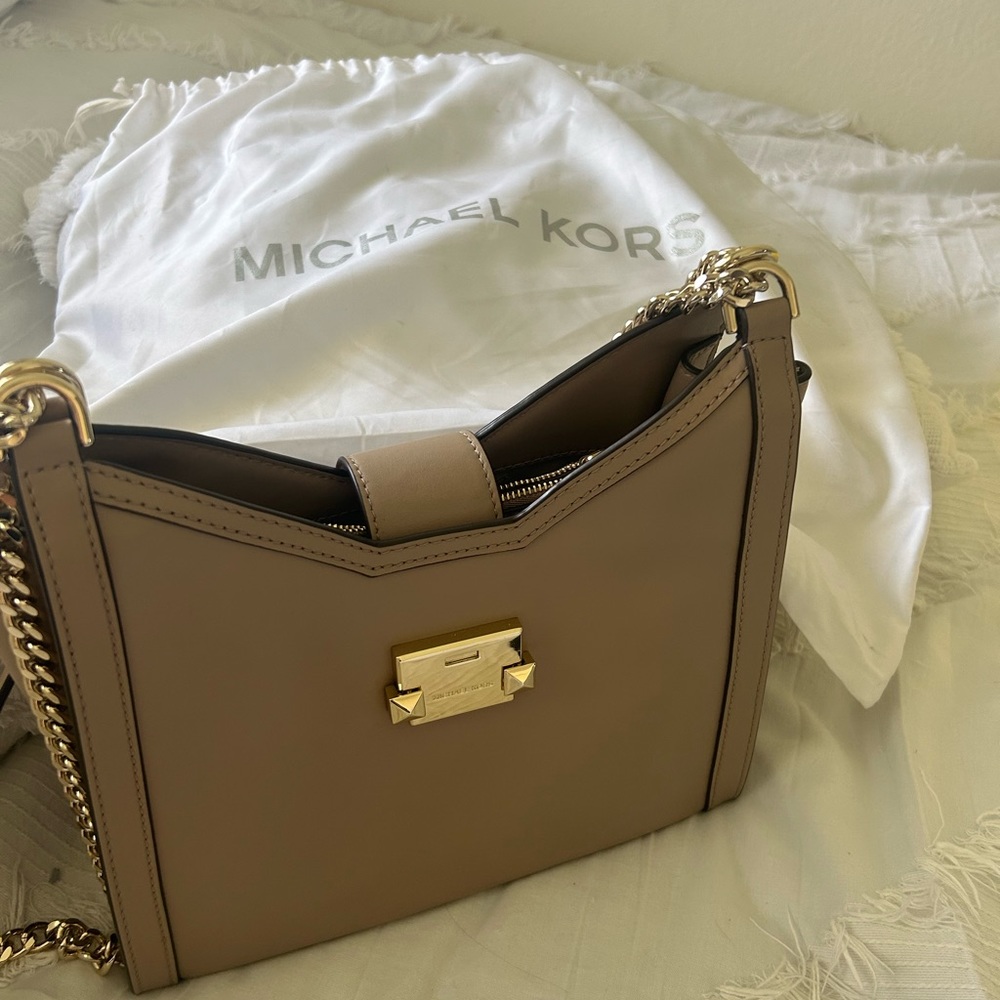 Más que una bolsa es un lindo accesorio para tu atuendo formal a casual.